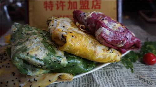 街头5块钱一个的彩色煎饼果子好看又好吃